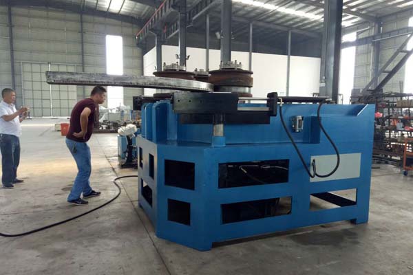 漢勒機電拉彎機生產車間一角展示